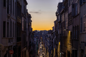 rue de la ville de Marseille au soleil couchant et ses immeubles du centre ville