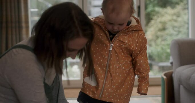 MS TU Mother putting shoes on daughter (2-3)