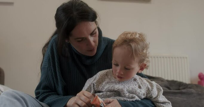 MS Mother giving son (18-23 months) snack at home