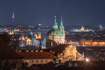Highlights von Prag, Nachtaufnahme der beleuchteten Prager Altstadt
