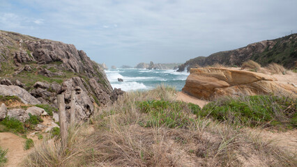 Horizonte marino entre rocas de la costa