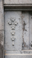 Fototapeta na wymiar Diseño floral ornamental en elieves escultóricos de fachada
