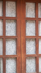 Cortina de encaje en ventana de madera