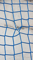 Red de cuerda azul en fachada en construcción - obrazy, fototapety, plakaty