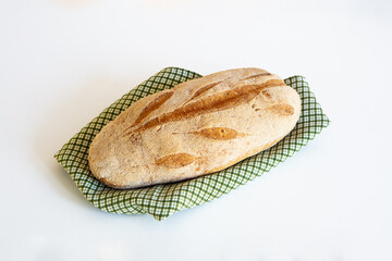 pane, celiaco, senza glutine, filoncino, glutine, senza, no, alle, fibre, filone, forno, tovagliolo, verde, piano, bianco, prospettiva, inclinato, spiga, grano, selezione, alimento, al forno, pagnotta