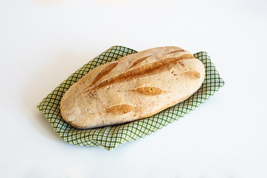 pane, celiaco, senza glutine, filoncino, glutine, senza, no, alle, fibre, filone, forno, tovagliolo, verde, piano, bianco, prospettiva, inclinato, spiga, grano, selezione, alimento, al forno, pagnotta