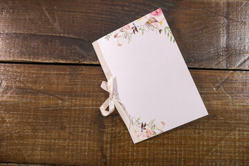 bellissimi dettagli e con il segna posto originale