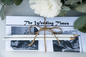 Decorazione floreale con una cassetta bianca e la scritta "the wedding times" 