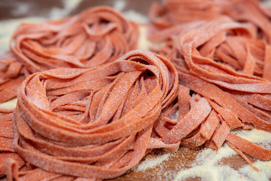 Pasta fresca tallarines al huevo con masa de pimiento rojo.