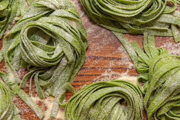 Pasta fresca tallarines al huevo con masa de espinaca