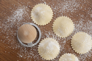 Pasta fresca al huevo redonda con borde estrella con harina y cortante