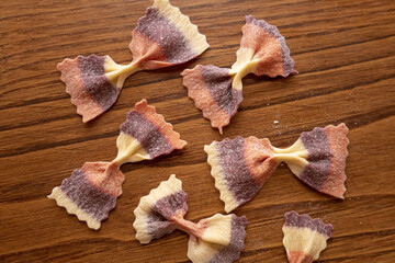 Pasta fresca farfalle lazo al huevo tricolor artesanal hecha a mano