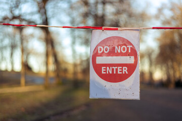 Auf einem Parkplatz am Wald hängt ein Schild mit der Aufschrift "Do Not Enter"