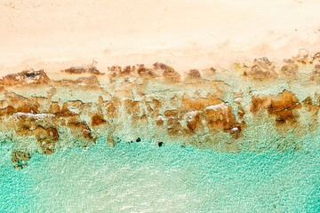 spiaggia con sabbia e scogli piatti vista dal drone - Marina di Lizzano, torre sgarrata,  Salento,...