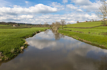 rivière l4arconce en Saône et loire en Bourgogne au printemps avec reflet