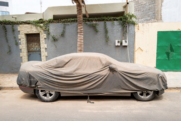 une voiture bâchée dans une rue de Dakar au Sénégal en Afrique de l'Ouest