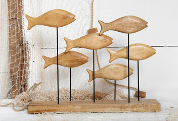 Fischschwarm aus Holz als natürliche Dekoration für Zuhause