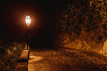 Lampione acceso in una strada notturna di Savoca, in provincia di Messina, uno dei Borghi più belli d'Italia