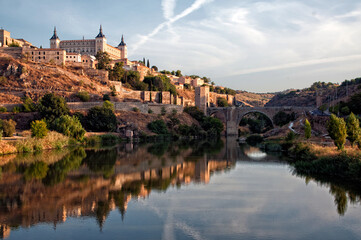 Toledo Reflections: Capturing the Timeless Beauty of a City and its Rive - obrazy, fototapety, plakaty