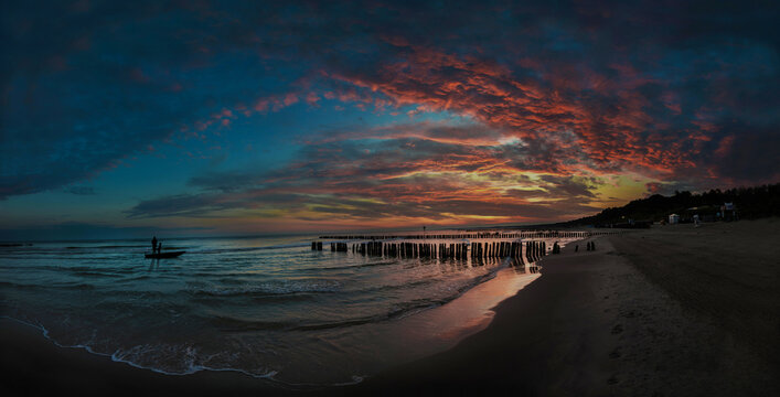 Wsch&oacute;d słońca nad morzem