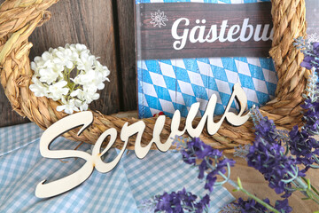 Servus aus Bayern: Bayerische Dekoration mit Servus Holzschriftzug und einem Gästebuch