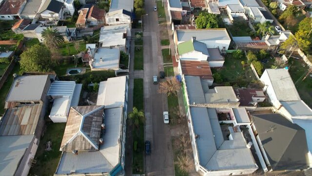 Seguimiento a un auto gris en una peque&ntilde;a ciudad rural con vista de dron, Urdinarrain, entre r&iacute;os, argentina