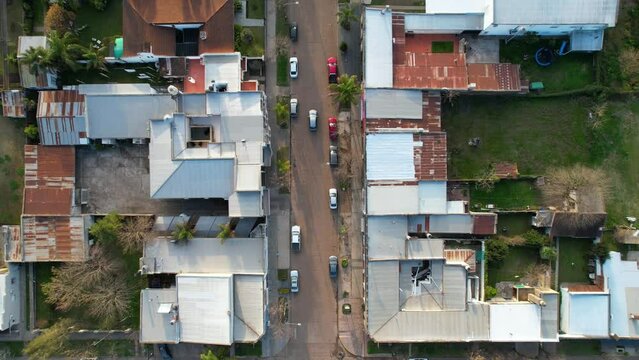 Pueblo peque&ntilde;o en el campo en vista de dron cenital ascendente, Urdinarrain, entre r&iacute;os, argentina