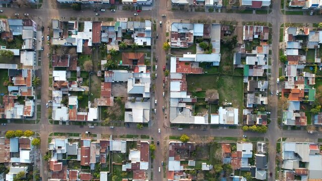 Pueblo peque&ntilde;o en el campo en vista de dron cenital ascendente, grilla de calles, Urdinarrain, entre r&iacute;os, argentina