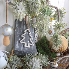Weihnachten: Zweige, Geschenke und Dekoration in grün, weiß, silber, grau, gold