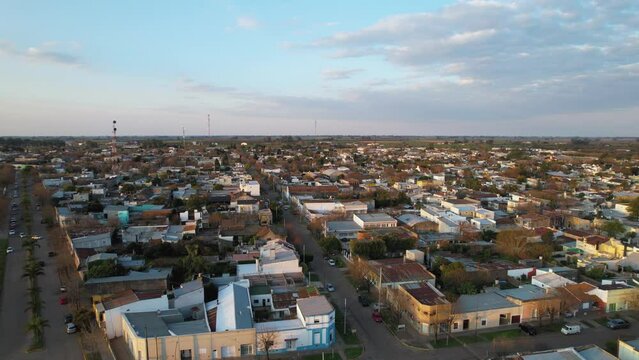 Pueblo peque&ntilde;o en el campo en vista de dron, Urdinarrain, entre r&iacute;os, argentina