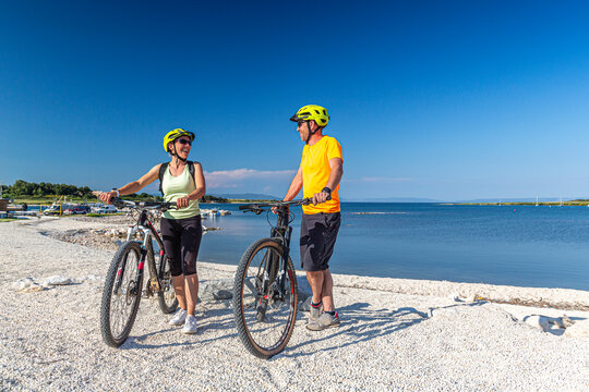 Croatia, Istria, Liznjan, happy couple on a seaside biketour