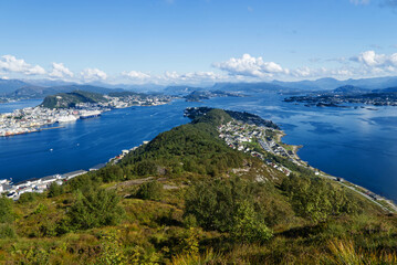 Wanderung am Sukkertoppen mit Blick auf Fjordlandschaft bei Alesund in Norwegen