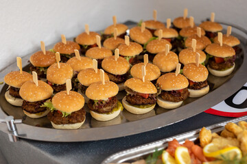 Viele kleine Cheeseburger Hamburger vom Catering vorbereitet