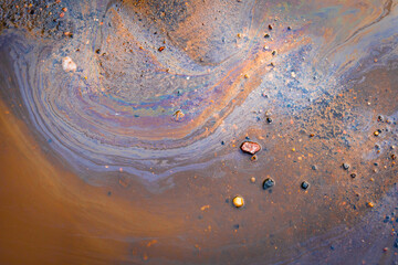 rainbow spots from spilled engine oil in puddle - obrazy, fototapety, plakaty