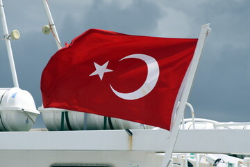 Im Wind wehende Flagge der Türkei