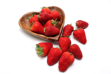 ハート型の器にいれた白バックのイチゴ