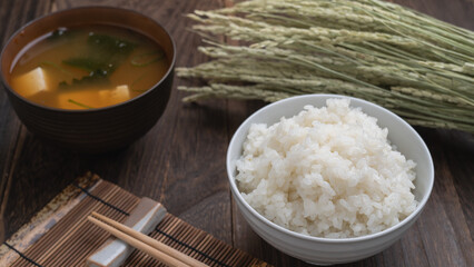 日本の食事｜おいしそうなご飯と味噌汁と収穫した稲穂