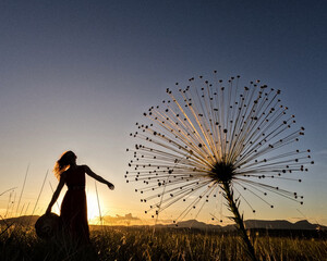 Silhueta de mulher e de palipalan florido (também conhecido como chuveirinho do Cerrado), no...