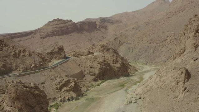 Vue drone des vall&eacute;es et canyon du Maroc