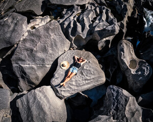 Mulher nas formações rochosas do Vale da Lua, na chapada dos Veadeiros em alto paraíso de Goiás