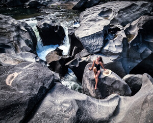 Mulher nas formações rochosas do Vale da Lua, na chapada dos Veadeiros em alto paraíso de Goiás