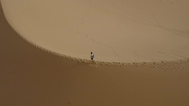 Vue drone des dunes du d&eacute;sert du Sahara