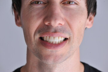 Obraz premium homem sorrindo mostrando os dentes 