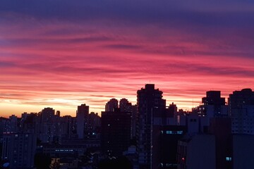 Obraz premium sunset in the city, among the buildings seen from the top of the tallest building
