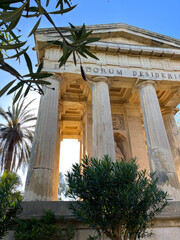 Antyczne kolumny starożytne pomiędzy roślinnością śródziemnomorską © Krzysztof