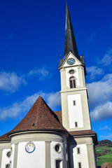 Fototapeta na wymiar Katholische Kirche St. Johann und Paul in Schüpfheim im Schweizer Kanton Luzern
