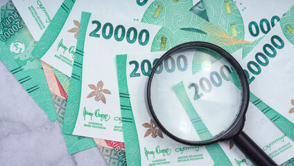 Indonesian money, Rupiah, Paper banknotes, Different values on which the magnifying glass lies