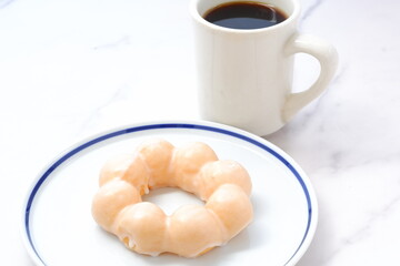 シュガーでコーティングしたリングドーナツとコーヒー