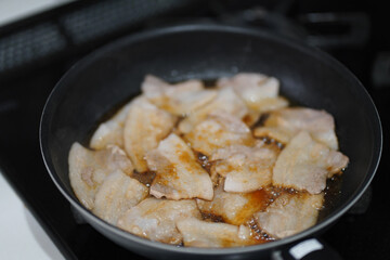 豚バラ肉を焼く様子