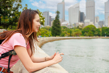 Fototapeta na wymiar 都心から近いシドニーの海辺で景色を眺める女性の横顔